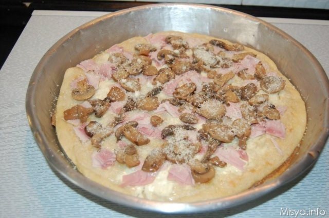 pizza bianca prosciutto e funghi