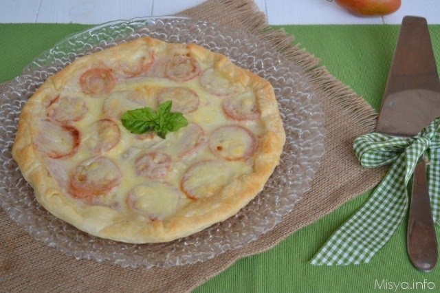 Torta salata con prosciutto e pomodori