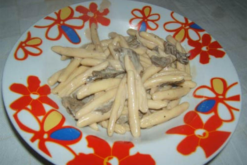 Fusilli in crema di formaggio e funghi porcini