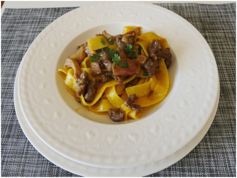 Tagliatelle funghi e salsiccia