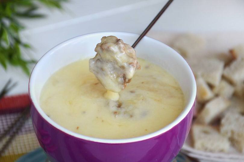 Fonduta di formaggio con salsicce