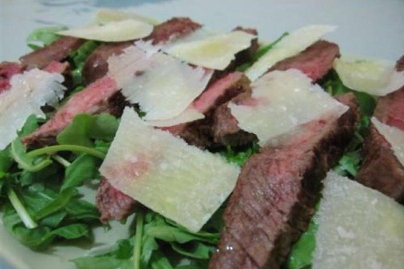 Tagliata di manzo con rucola e grana