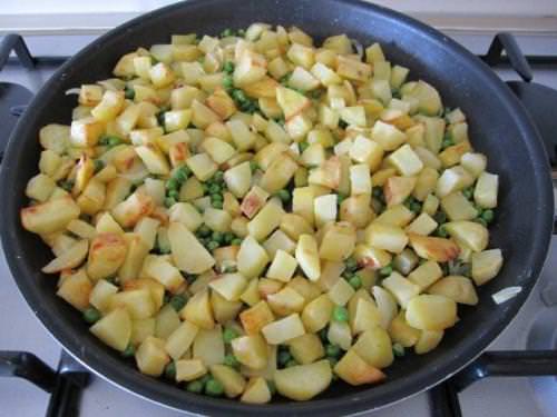 Patate al forno con piselli