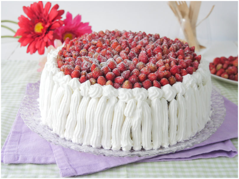 Torta con fragoline di bosco