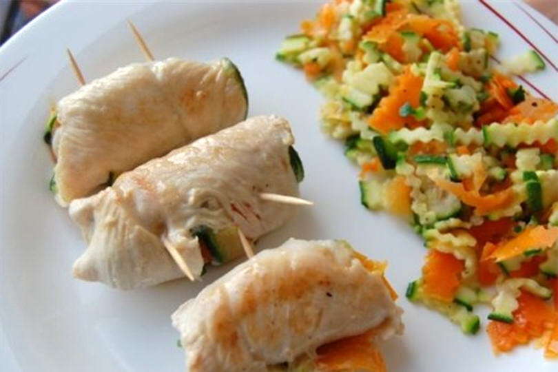 Involtini di pollo con carote e zucchine