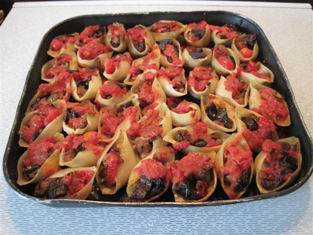 Conchiglioni salsicce e melanzane