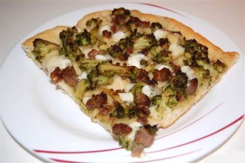 Pizza broccoli e salsicce