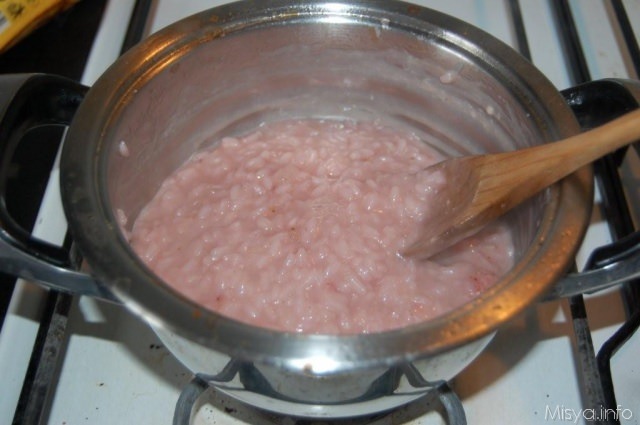 mantecare-risotto-fragole