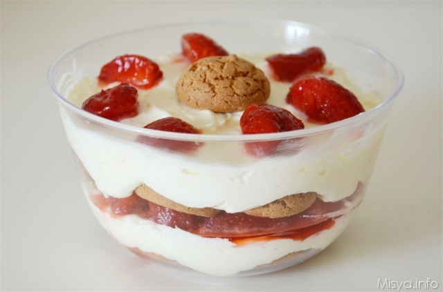 Verrine con mousse al cioccolato e fragole