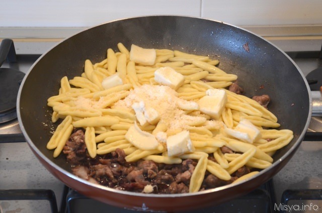 pasta radicchio salsiccia e taleggio