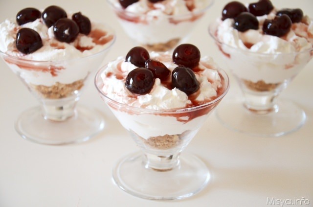 Verrine con mousse allo yogurt e amarene