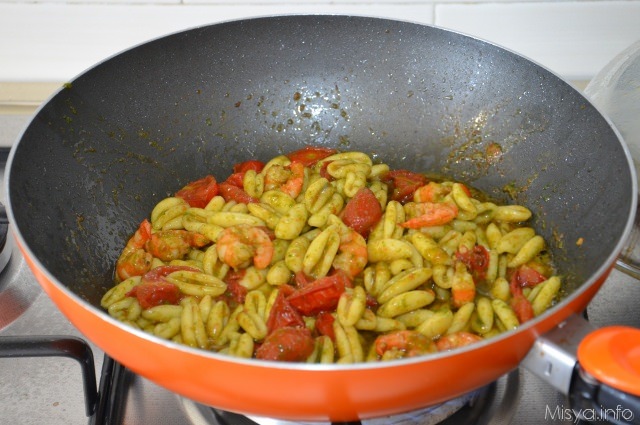 pasta pesto pomodorini e gamberi