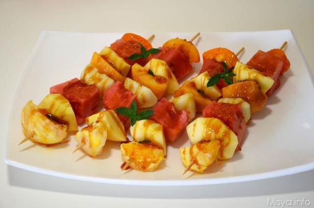 Spiedini di frutta caramellati