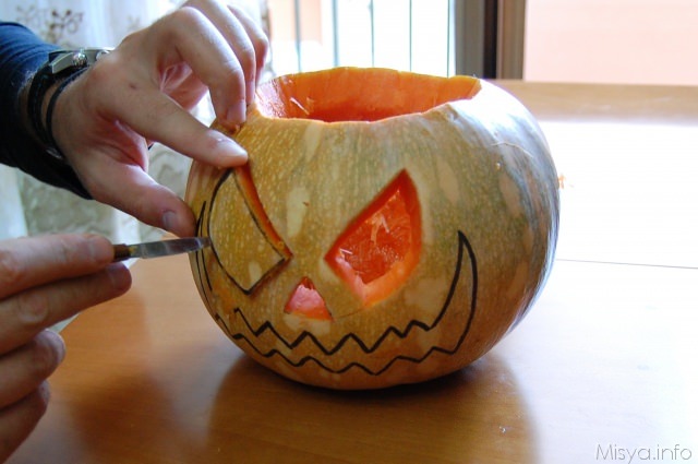 intagliare la zucca di halloween