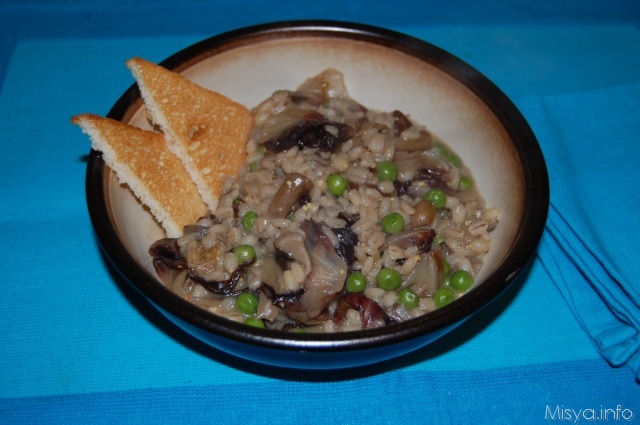 Zuppa d'orzo con funghi e piselli