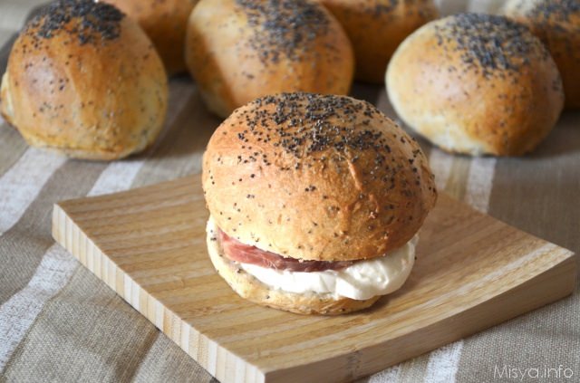 Panini ai semi di papavero