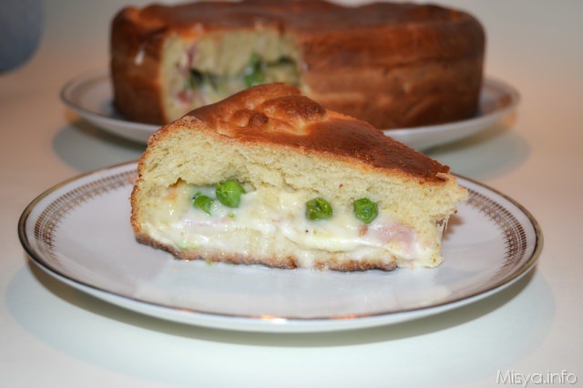 Brioche salata con piselli e besciamella
