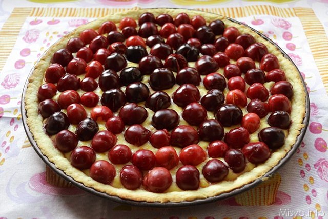 Crostata con crema alle mandorle e ciliegie