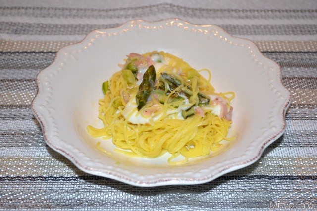 Tagliolini con asparagi e crescenza