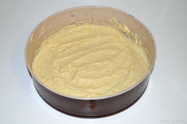 versare l'impasto della la torta rustica ad impasto molle in uno stampo