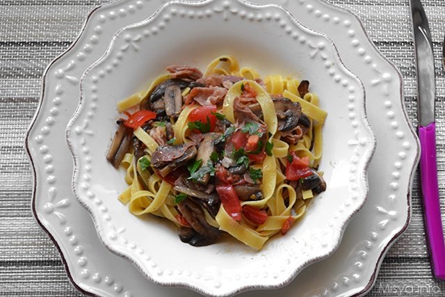 Fettuccine ai funghi prosciutto e pomodorini
