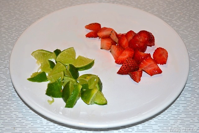 tagliare a cubetti lime e fragole