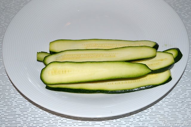 spuntare la zucchina e tagliarla