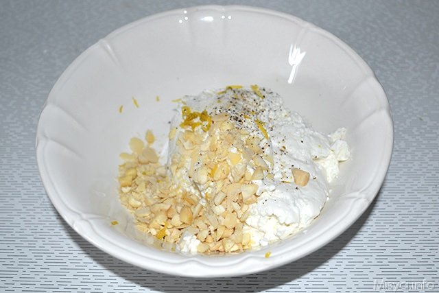  mettere in una ciotola ricotta mandorle e buccia di limone