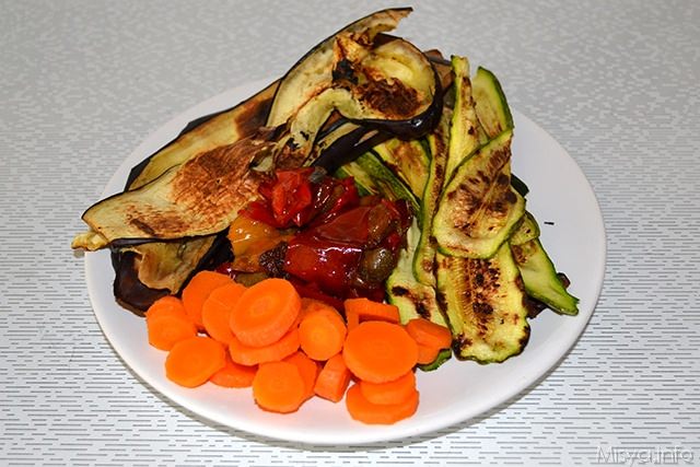 tagliare le verdure e grigliarle, bollire la carota