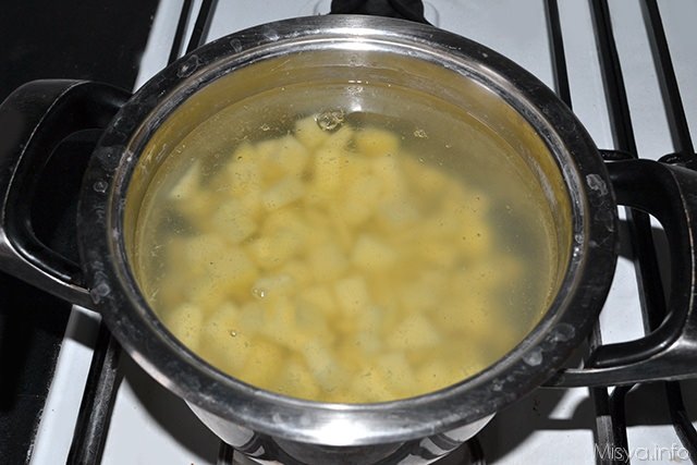 tagliare a cubetti le patate e sbollentarle