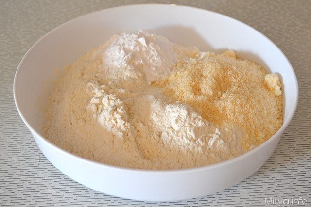 mescolare farina, parmigiano e lievito