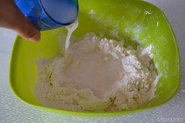 aggiungere l'acqua con il lievito disciolto