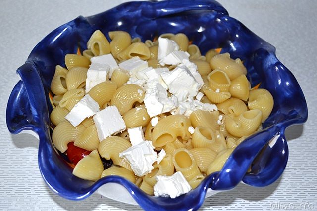 cuocere la pasta in abbondante acqua salata