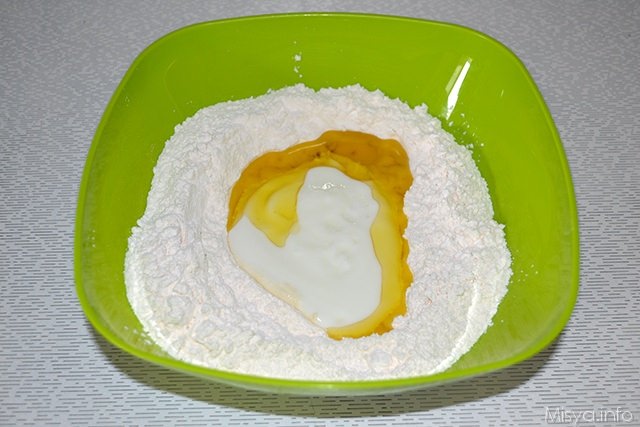 lavorare la farina con il sale, yogurt e olio