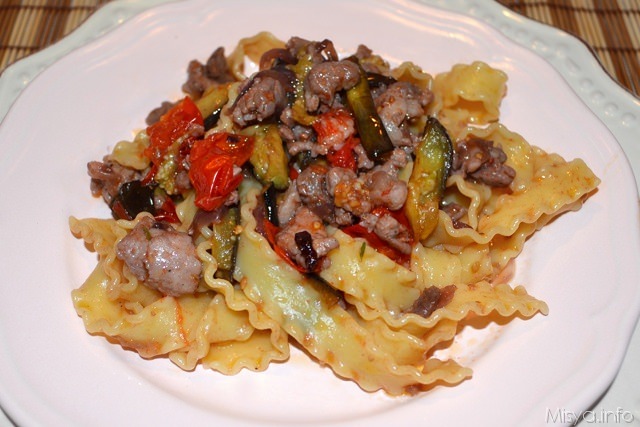 Reginette con salsicce e cipolle caramellate