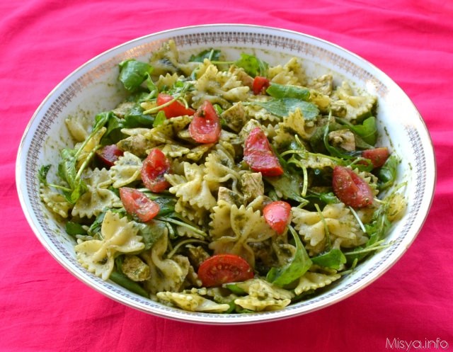 Insalata di pasta con pollo e pesto