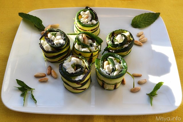 Rotolini di zucchine con formaggio e pinoli