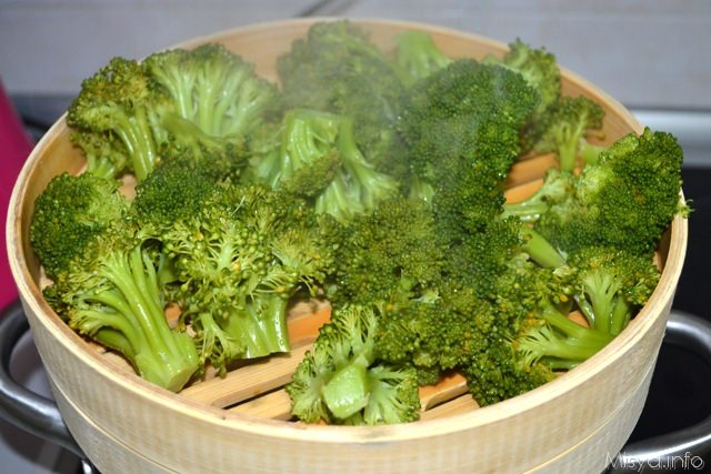 2 broccoli a vapore