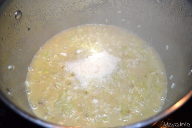 8 aggiungere il parmigiano a riso e verza