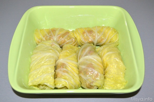 9 sistemare involtini di verza in una pirofila