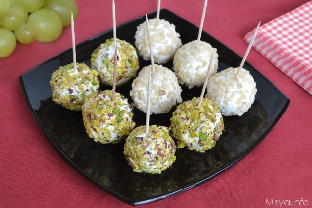 Palline-di-uva-al-formaggio