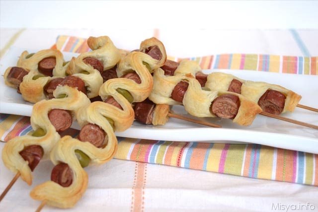 Spiedini di pasta sfoglia con wurstel e olive