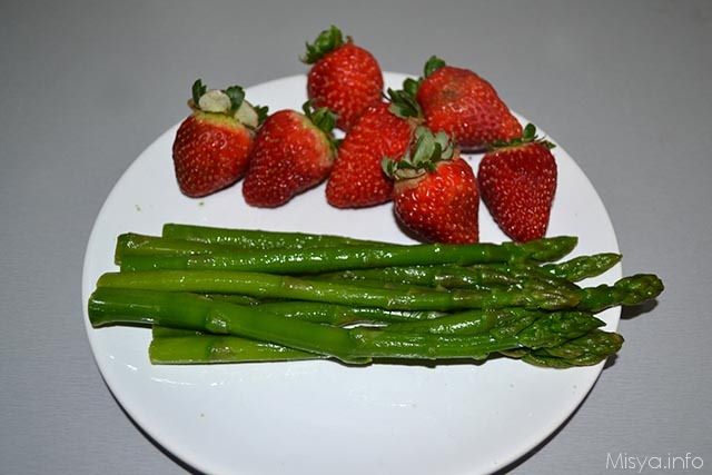 Riso venere con asparagi e fragole 2