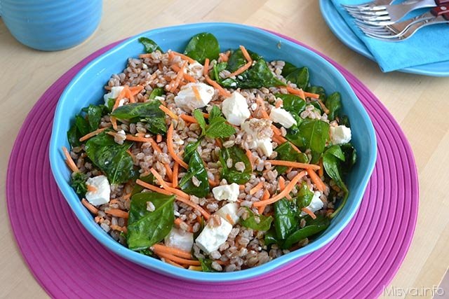 Insalata di farro con spinaci e feta