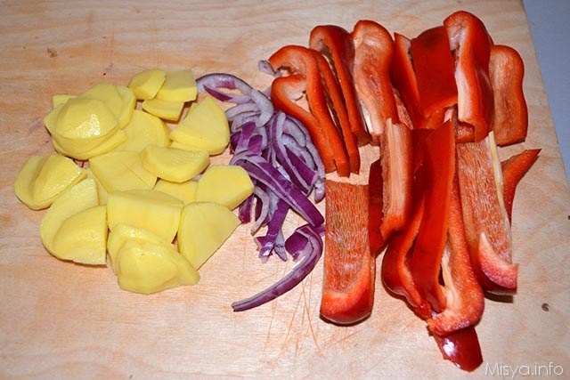 Peperoni patate e salsiccia 1