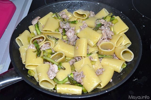 paccheri con asparagi e salsiccia 10