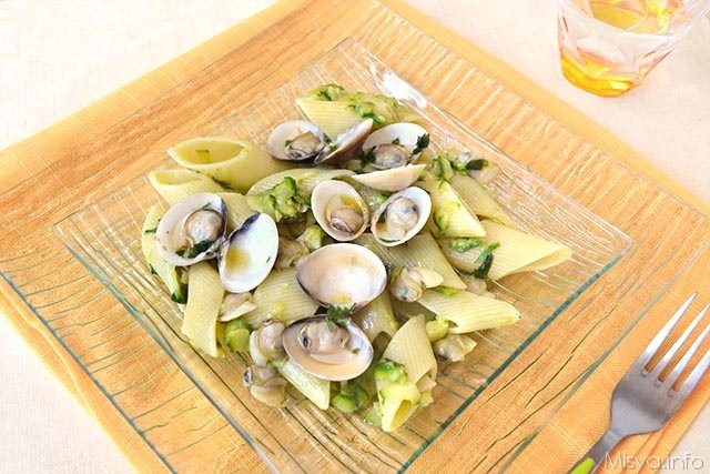 Pasta con zucchine e vongole