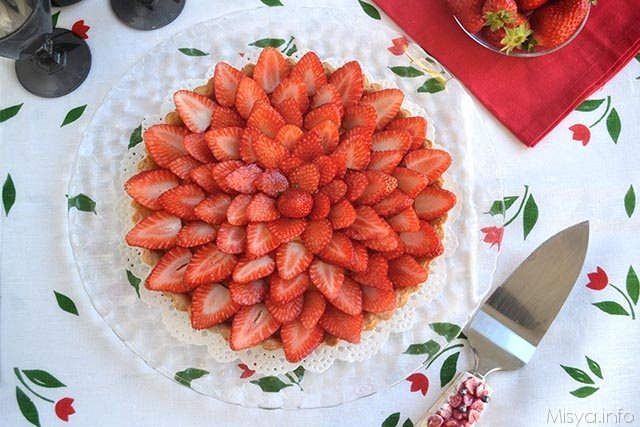 Crostata con crema e fragole
