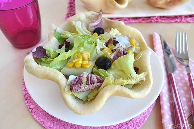 Cestini di pane pizza con insalata