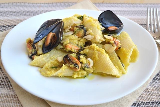 Pasta con mandorle e cozze